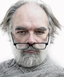 Cellules souches et cheveux grisonnants : une nouvelle étude met en lumière le lien