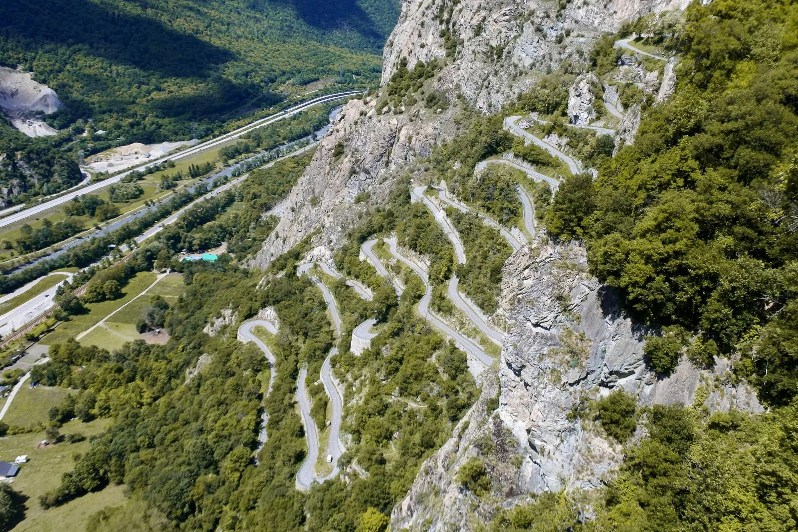 Découverte Fascinante des Lacets de Montvernier: Une Perle Savoyarde