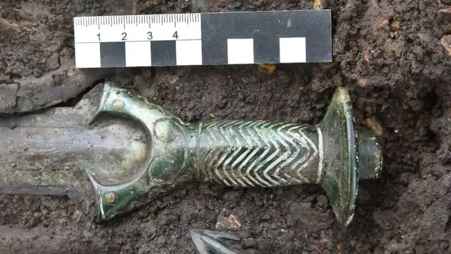Épée de Bronze de 3000 Ans : Découverte Lumineuse du Passé