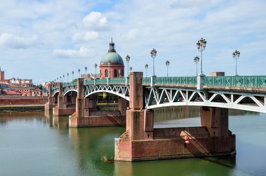 La Garonne en crise: Toulouse cherche des solutions durables.