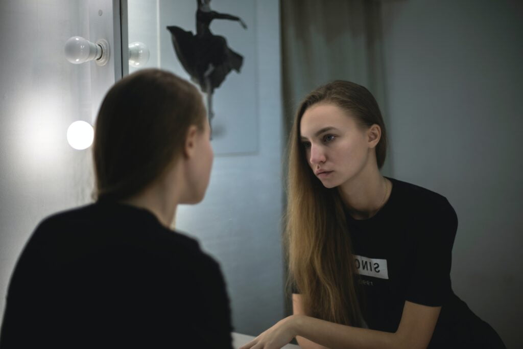 Comment les miroirs reflètent-ils notre image?