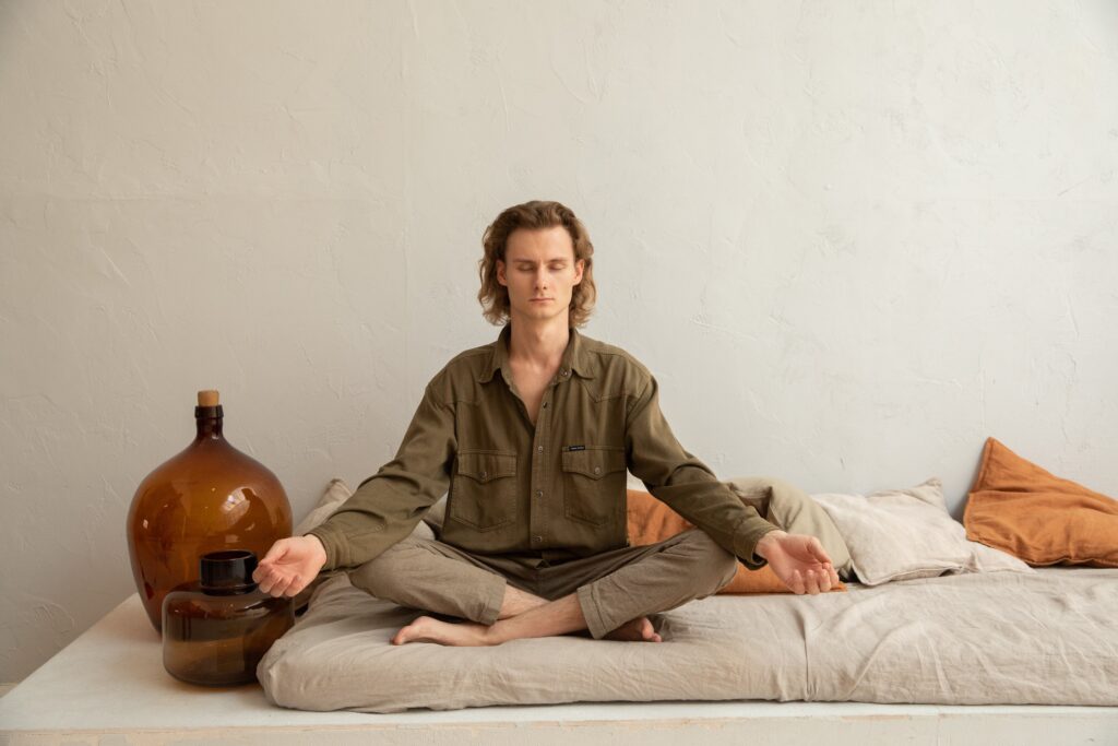Les Mudras en Yoga: Techniques et Avantages pour le Bien-être