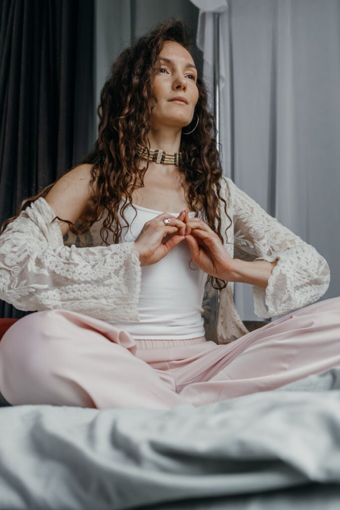 Les Mudras en Yoga: Techniques et Avantages pour le Bien-être